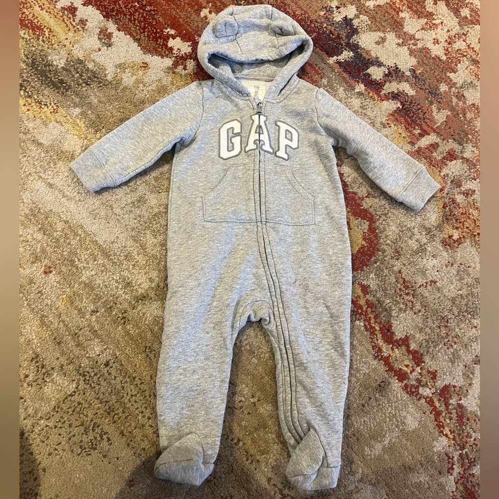 Baby gap onesie 6-12 months